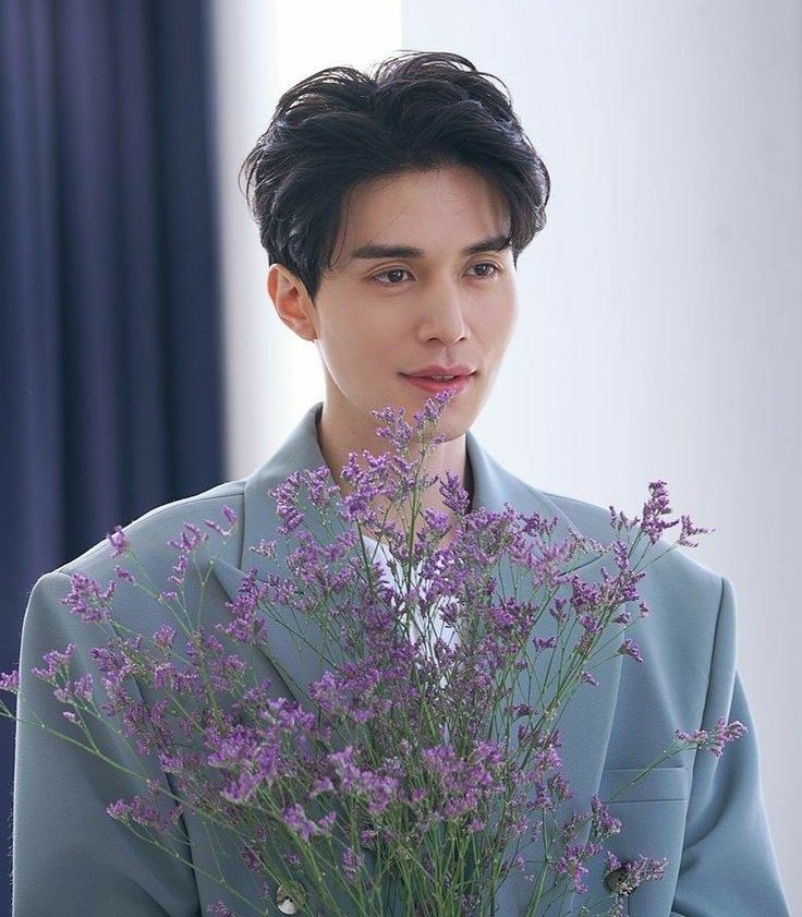 kdramathoughts_'s tweet image. Lee Dong-wook turned 39 today and just look at him aging like fine wine 😩