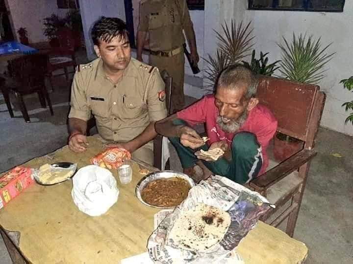 BirbalGila's tweet photo. मुझे नहीं मालूम इस पुलिस वाले का धर्म क्या है, ज़ात क्या है, लेकिन इसकी वर्दी स��� इन्सानियत की खुश्बू आती है।       .........👌👌❣️❣️❣️

डाक्टर आफाक फाखिरी जलालपुरी साहब का एक शेर है कि
पहले किरदार फूलों सा पैदा करो
लोग चाहेंगे तब खुशबुओं की तरह https://t.co/qWX2mkrQoA