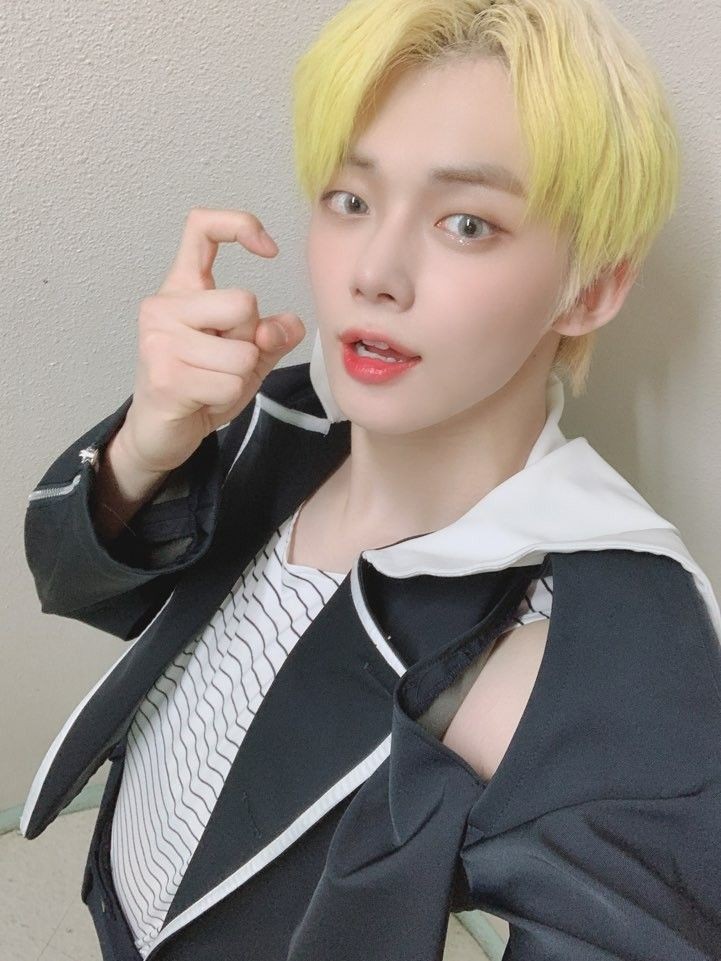 intoTXTchapter's tweet photo. one_ 𝕕𝕣𝕖𝕒𝕞 !!✨ % .一起 › playlist.
- #BLOSSOMS #B7SDYNAMITE

[#ELVIO]: Muy buenas, hago mi primera aparición y como soy dinamita nena, paso recomendar la mejor rolita del momento #DYNAMITE de mis reyes @B7OSSOMS. ¡Stan y stream! ✨ https://t.co/JKJii7QFeY