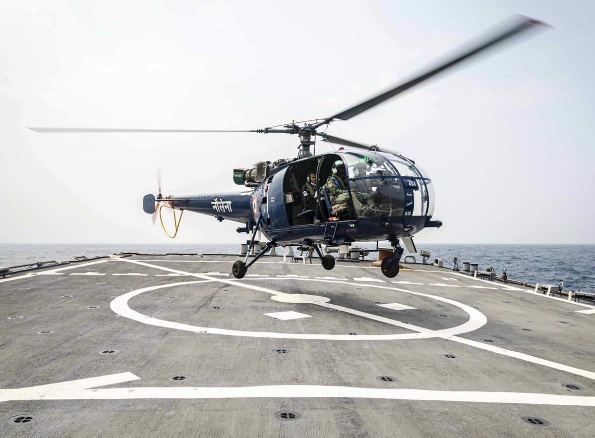 Chetak Helicopter from INS RANVIJAY landing on US Destroyer JOHN S McCAIN DDG56

#Malabar2020 

⚔️🇮🇳❤️⚓️

@SSBCrack