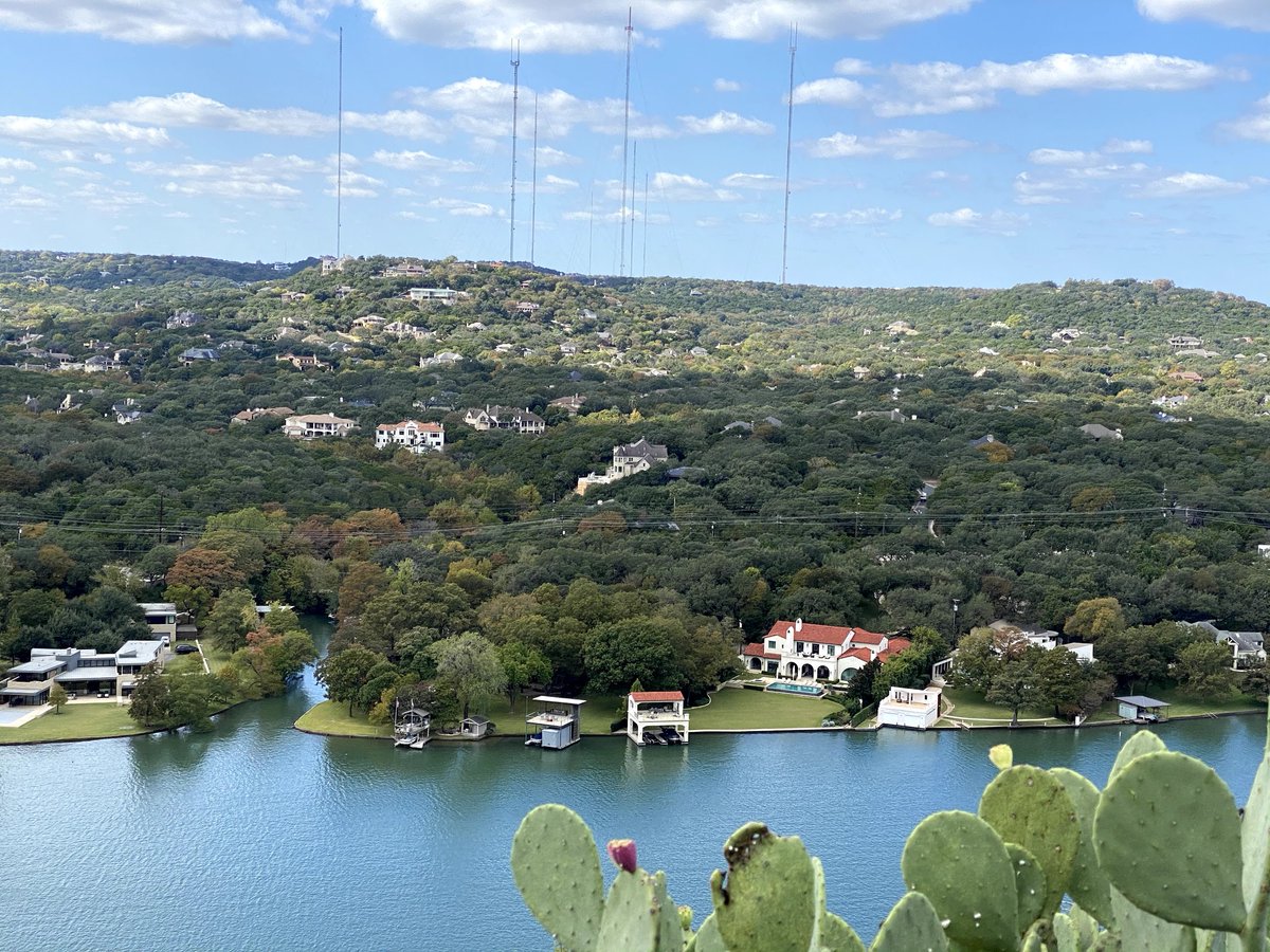 ChikageWeather's tweet photo. My friend @HairBySarahCarr sent me these pics from #MtBonnell today. Absolutely gorgeous! I haven't been there in a while, but I just love the view!! It really was a gorgeous day! #atx #atxwx https://t.co/KLyuakOVqB