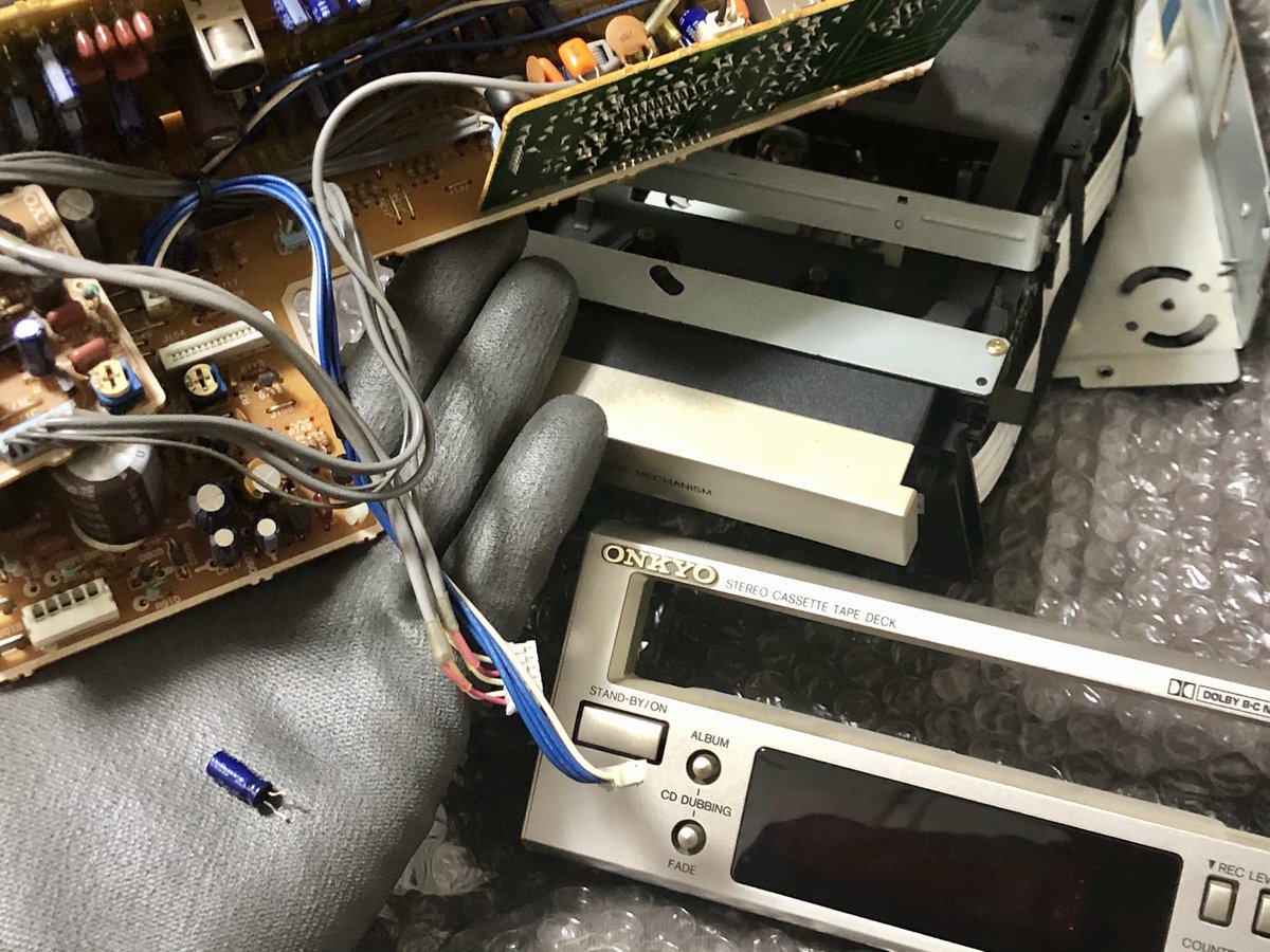 djnaoya_jpn's tweet photo. 通電しないオンキヨーのメタル対応カセットデッキ。
コイツが悪さしてた。
#ONKYO #K505 #カセットデッキ #コンデンサー交換 https://t.co/mV1BtZSBm6