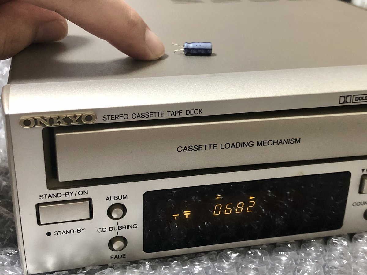 djnaoya_jpn's tweet photo. 通電しないオンキヨーのメタル対応カセットデッキ。
コイツが悪さしてた。
#ONKYO #K505 #カセットデッキ #コンデンサー交換 https://t.co/mV1BtZSBm6