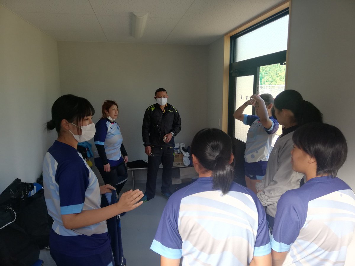 BluesGujo's tweet photo. 郡上ブルーズ
女子ラグビーチーム
11/3にGOOD女CUPに出場しました！

初めての試合で不安でいっぱいでしたが、岐阜第一高校や各務ヶ原高校の選手達と合同チームを作り
無事試合をこなすことができました✨

ありがとうございました🕺 https://t.co/XJq7y8XM3A