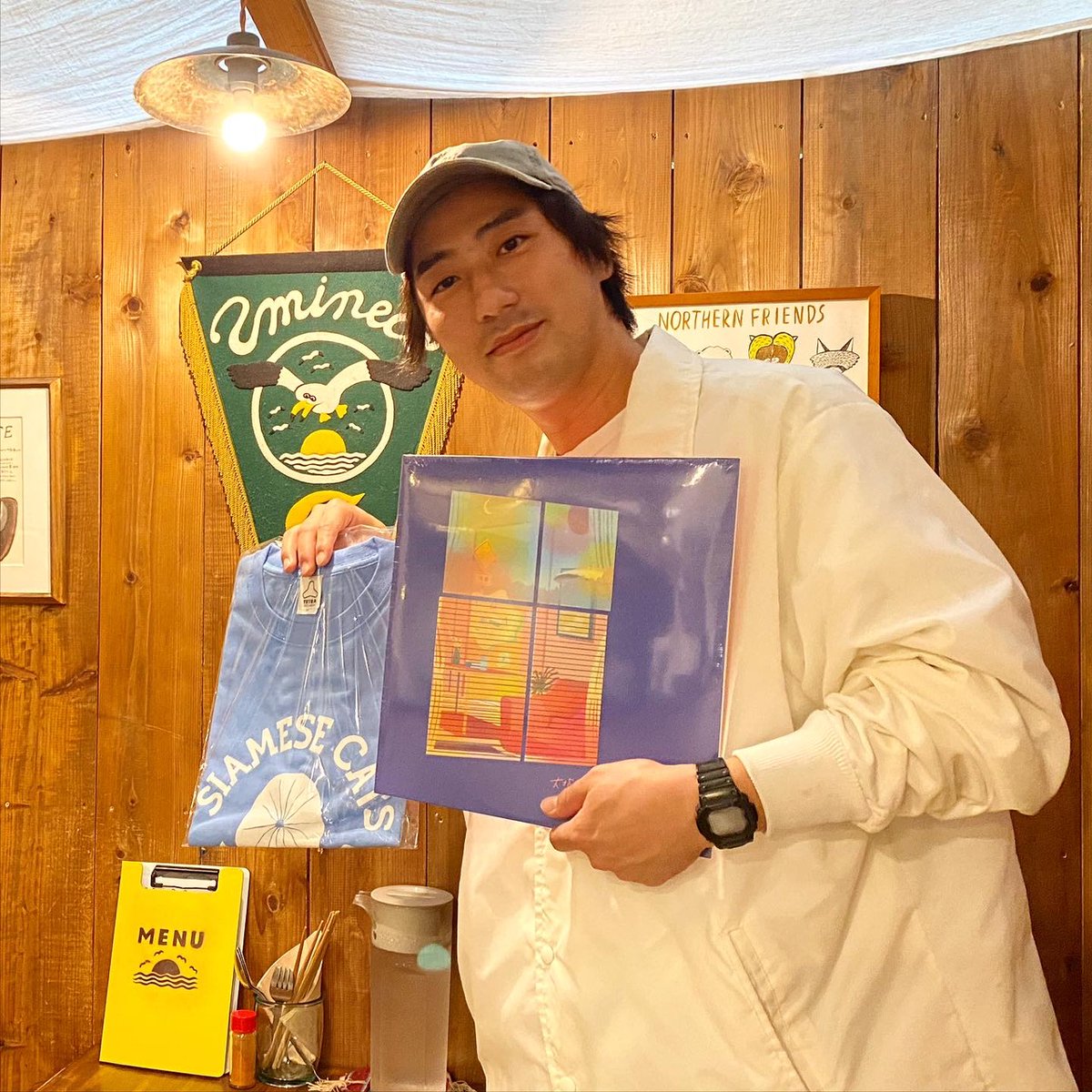 「渚」「GUM」「たからじま」のプロデュースをしていただいた古里おさむさんのお店、幡ヶ谷の「ウミネコカレー」にベストアルバム「大塚夏目藤村菅原」Tシャツ付きセットを少数ですが置かせて頂いております！
お店にお立ち寄りの際は最高に美味しいカレーとともに是非🍛