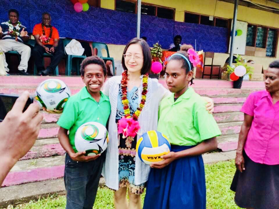 LiniLora's tweet photo. China Vanuatu visit to Pentecost successful . Thank you Chinese Embassy of Vanuatu #Vanuatu#EmbassyChinaVanuatu#Pentecost# https://t.co/Ne81m0lvjJ