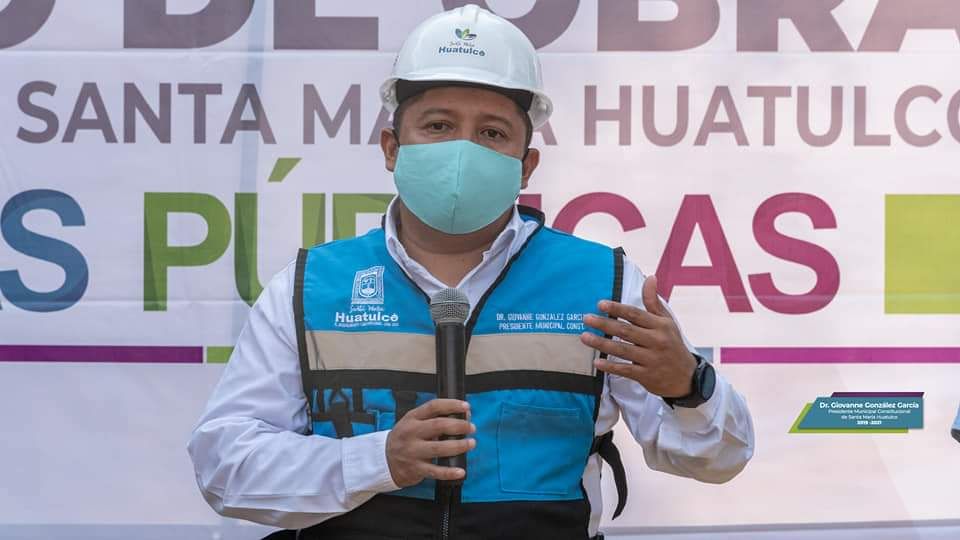 drgiovannehux's tweet photo. Al lado del equipo de Obras Públicas que encabeza nuestro director y de la agente municipal de Santa Cruz, acudí a la calle 2 del sector U2B, para dar el banderazo de inicio de la pavimentación de 420 metros cuadrados a base de concreto hidráulico.

#ElCambioLoHacemosTodos https://t.co/Osu53UuaZB
