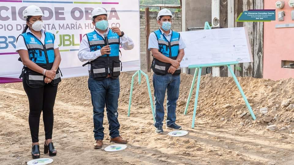 drgiovannehux's tweet photo. Al lado del equipo de Obras Públicas que encabeza nuestro director y de la agente municipal de Santa Cruz, acudí a la calle 2 del sector U2B, para dar el banderazo de inicio de la pavimentación de 420 metros cuadrados a base de concreto hidráulico.

#ElCambioLoHacemosTodos https://t.co/Osu53UuaZB