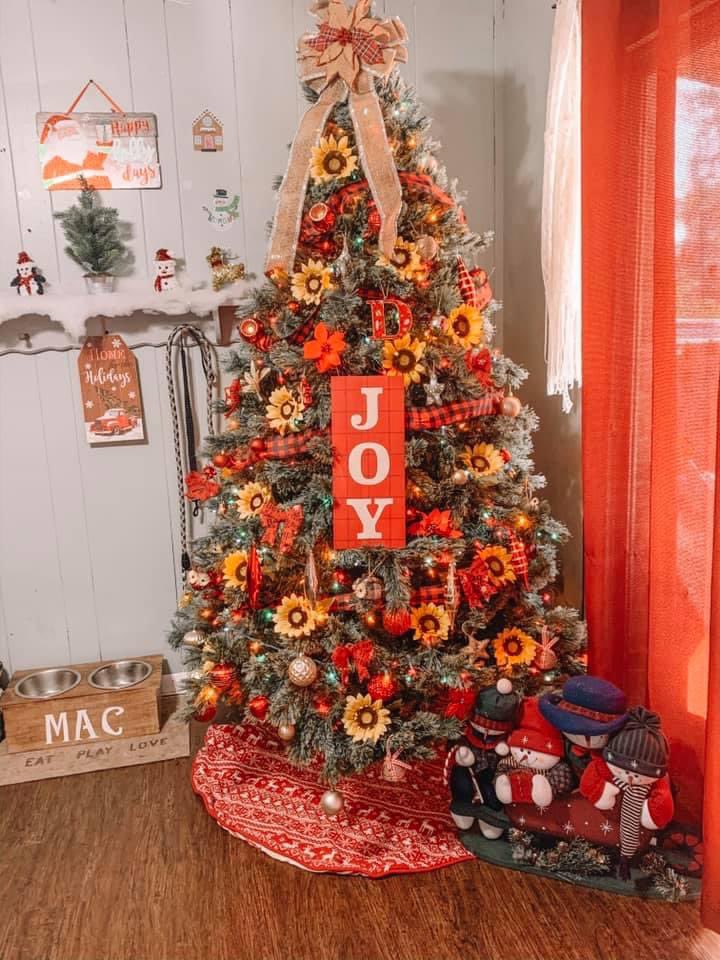 Florida_Girl90's tweet photo. My Christmas tree is beautiful! 🎄🌻  #Sunflowertree #christmasTree https://t.co/zEs48qqpHz
