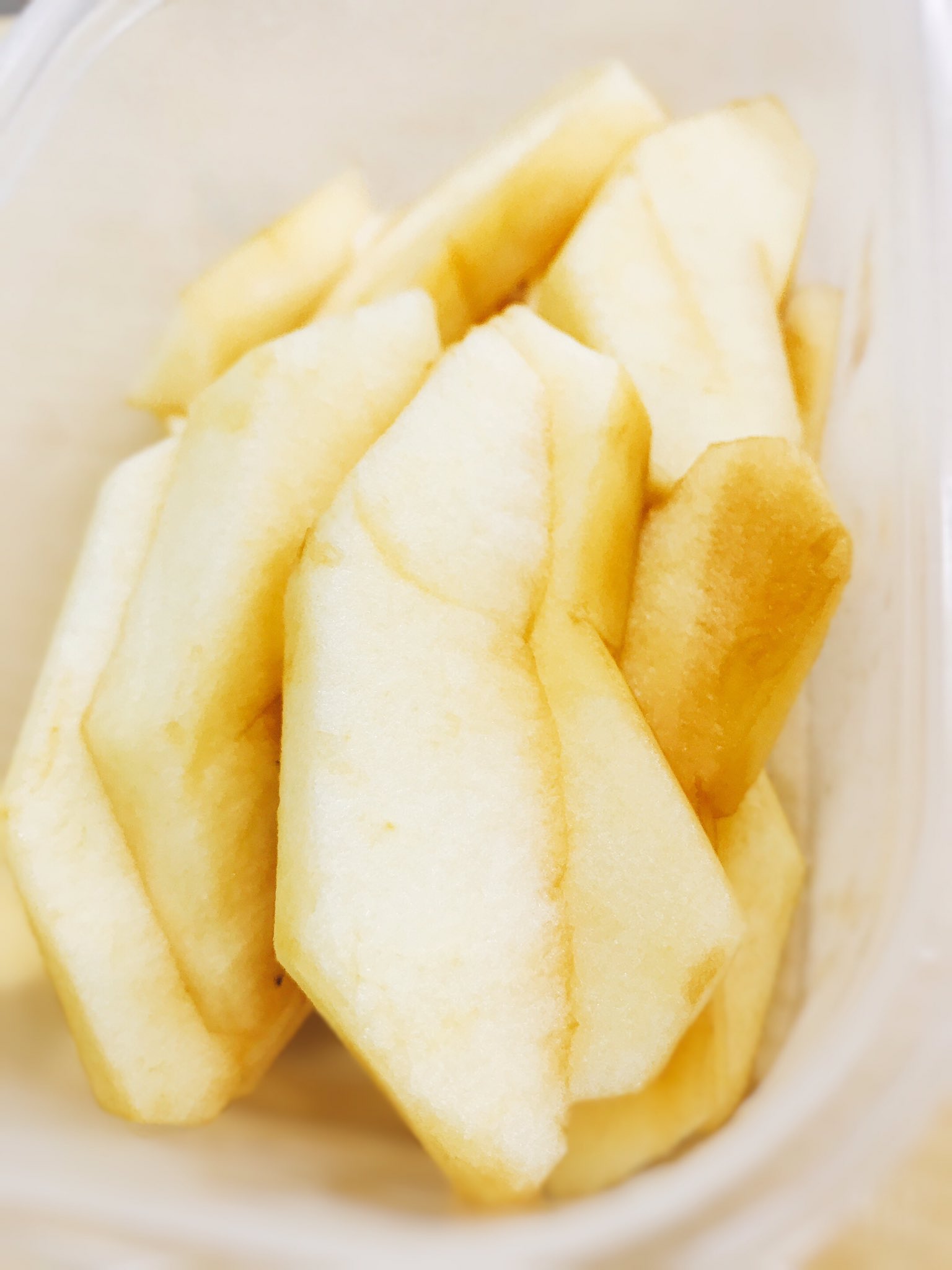 マルハン大分古国府店 松ちゃん 最近のマイブーム りんごちゃん りんごは糖質が低くて 食物繊維豊富なのでダイエットに 最適 誰っ W でもりんご泥棒がいて 事務所に来るたびにりんごをねだってくる欲張りなスタッフに困ってます マルハン