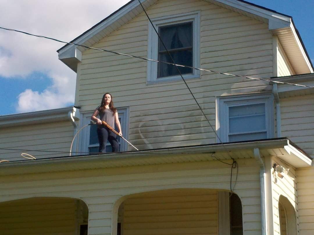 elmoknife's tweet photo. @CrankGameplays a little pressure washing photo for you. You can see that I'd already done the porch and the top left of the 2nd story. Thought I would draw a heart for my dad (watching from the lawn) before I cleared the rest away. ๐ค
#satisfyeef https://t.co/X2GOpxFfND