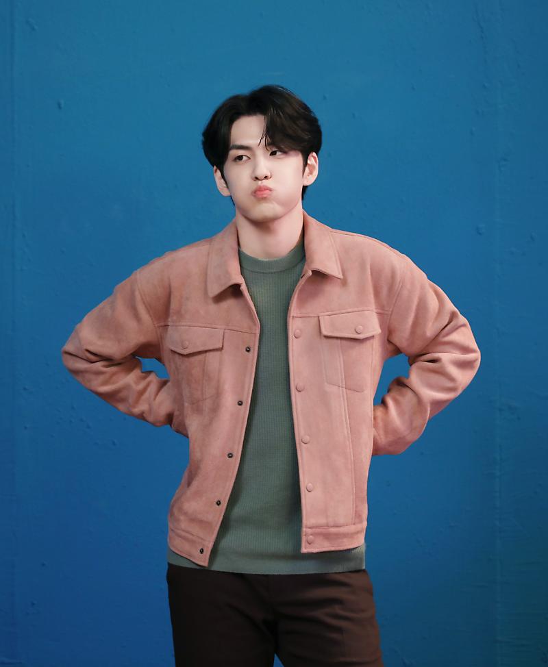 whatday6use's tweet photo. 🐰 201106 Wonpil - Dancing Cartoon M/V Behind

[Outfit]
1'SOFT - SUEDE TRUCKER JACKET - INDIE PINK 
원소프트 -스웨이드 트러커 자켓 - INDIE PINK
₩49,000 / $43.00 / IDR 619.000
 🔗https://t.co/2AJmME2DYZ

#DAY6 #데이식스 #원필 #WONPIL #DancingCartoon #WhatWonpilUses #Wonpil_1soft https://t.co/0cGqMhVnXk