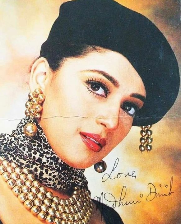madhurisfanmex's tweet photo. #another #pic #with #madhutidixit #authograph @madhuridixitsfanmexico #for #the #collection #bollywood #movie #stars https://t.co/lq78oCPiES