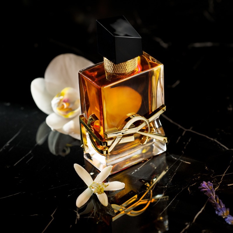 YSLBeautyJP's tweet photo. フェミニンなラベンダーとマスキュリンなオレンジブロッサムの衝突。
そこにオーキッドのスパイスが加わり、深く、長く香りに。
情熱の炎を、あなたの手に。
#LIBREINTENSE #リブレアンタンス
#LIBRE #リブレ