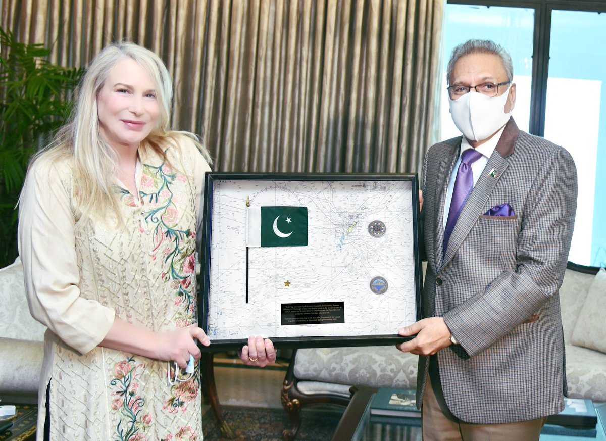 Honored to present a flag of #pakistan that I carried to #K2 & #challengerdeep - the deepest point on earth at 10,925m to @PresOfPakistan President Dr. Arif Alvi, at Aiwan-e-Sadr #PakistanZindabad