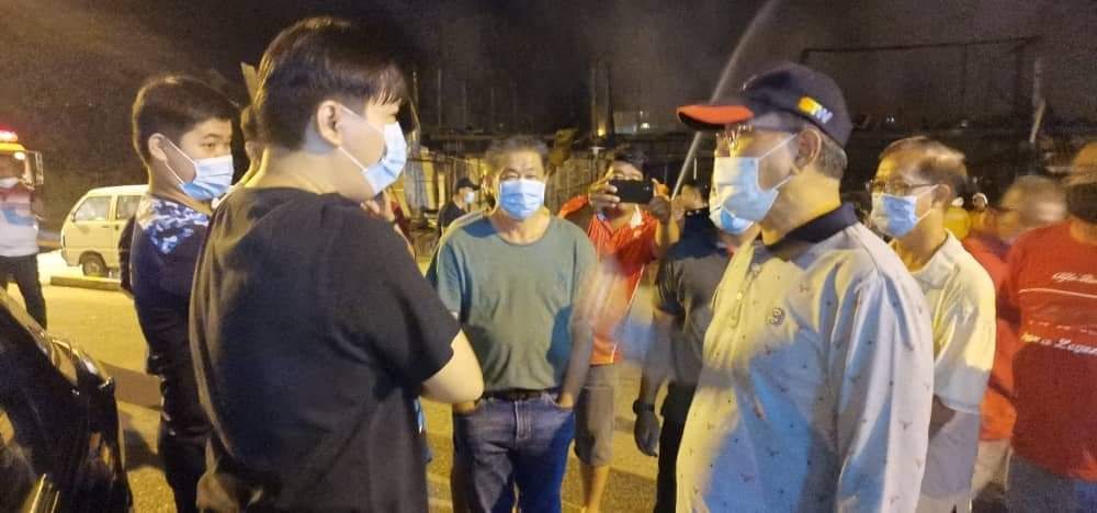 MB PAHANG ZIARAH MANGSA KEBAKARAN DI PEKAN BENTA KUALA LIPIS dlvr.it/Rl5ppj