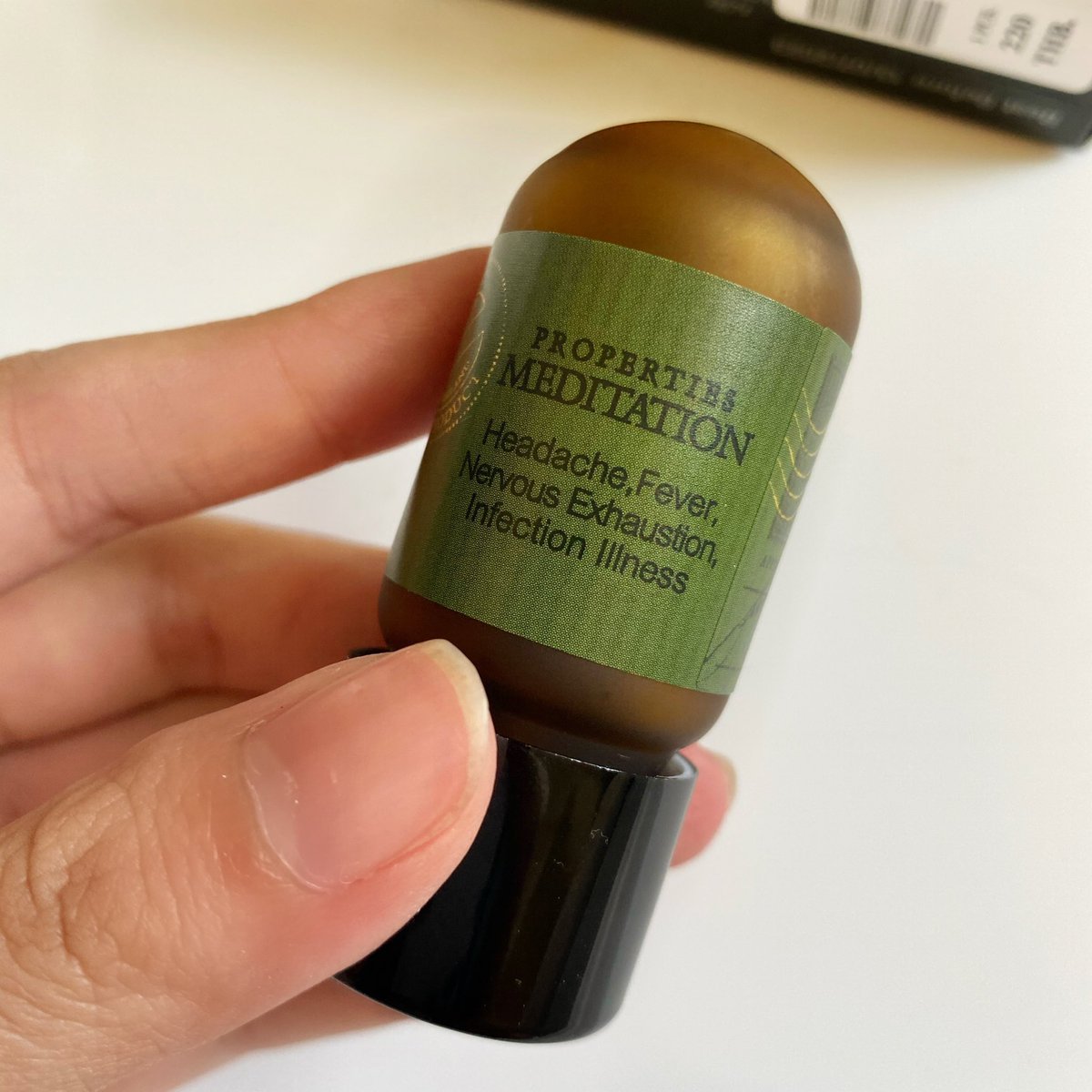 ยาดมที่แพงที่สุดในชีวิตฉันนน 220 บาท!! แต่หอมจริงงงง ดมแล้วฝดฝื่น อโรม่าาา แก้ปวดหัว วิงเวียนน ส่วนผสมจากสมุนไพรและเครื่องเทศต่างกันไปแล้วแต่สูตร และมีให้เลือกเป็น 10 กลิ่น ของ Karmakamet จ้า