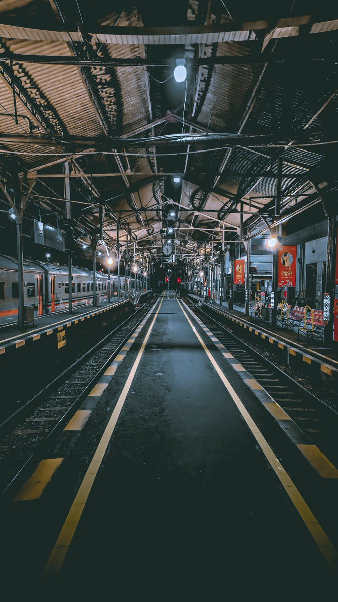 Rama_30th's tweet photo. Pict Original by : @maleostory 
.
.
Before and After, St. Lempuyangan, edit by : Lightroom_rama.
.
.
Like, Follow, and share. https://t.co/dUEf9fNRJN