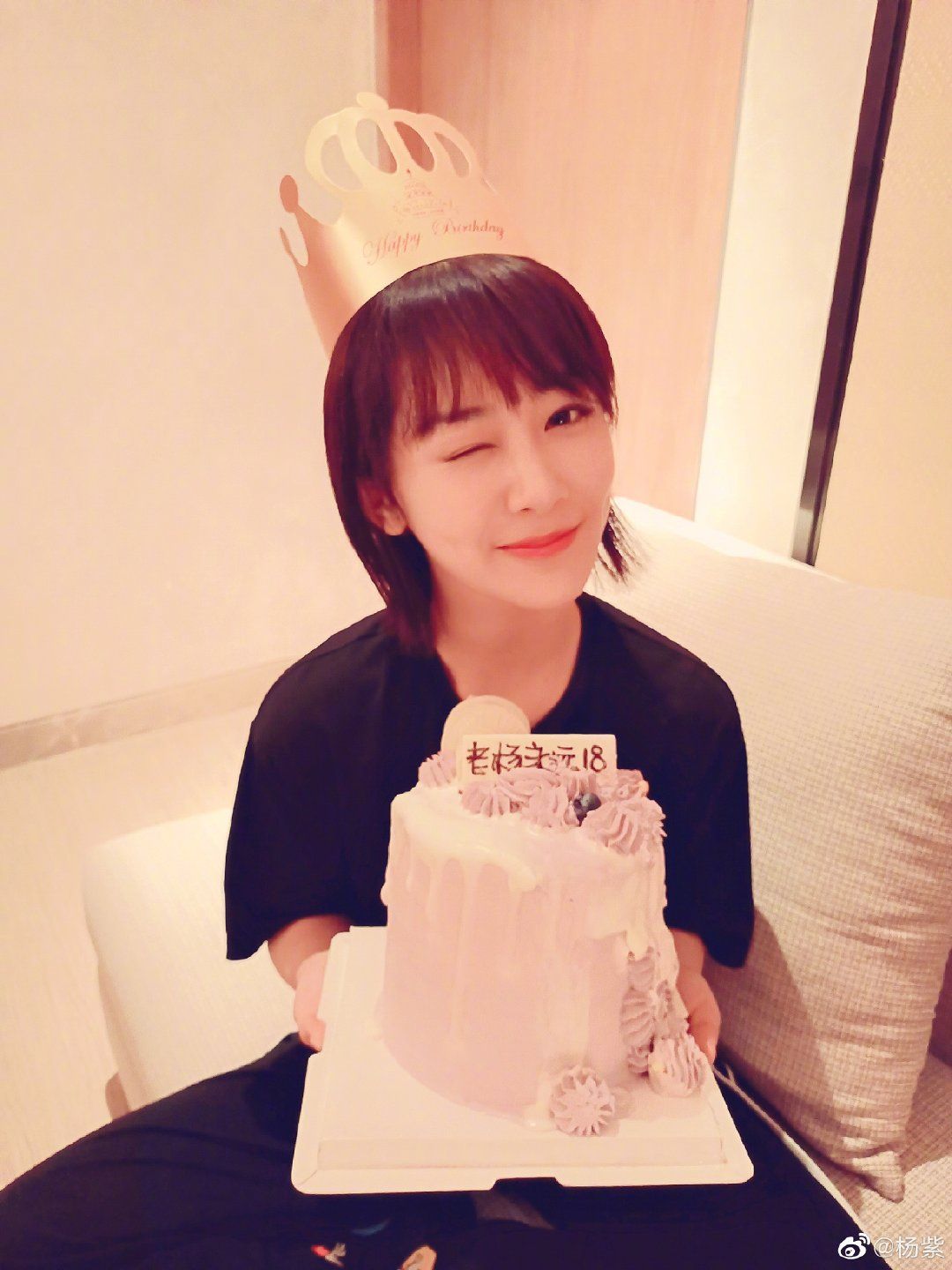 Yang Zi celebrates her 28th birthday with a new weibo selfie