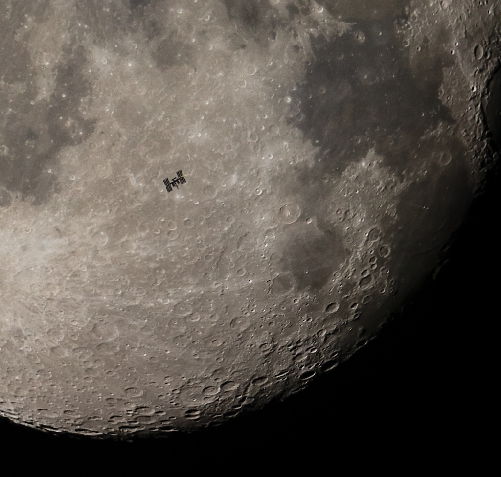 coolpix4U's tweet photo. Moon over ISS via NASA - https://t.co/Uz56BcdzoW https://t.co/yoRLs5ZW6O