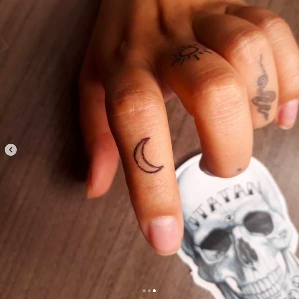 juansebasbeta's tweet photo. Sol🌞y Luna🌜pa' @CaroAlvarez168
#jtatantattoo #tattoo #suntattoos #moontattoos #sunmoontattoos #tatuajesolyluna #lineworktattoos #linework #minitattoos #tinytattoo #smalltattoos #blackwork #blackworktattoos #medellintattoo #medellink #ink #inked #art #arttattoo https://t.co/69c2HciBPH