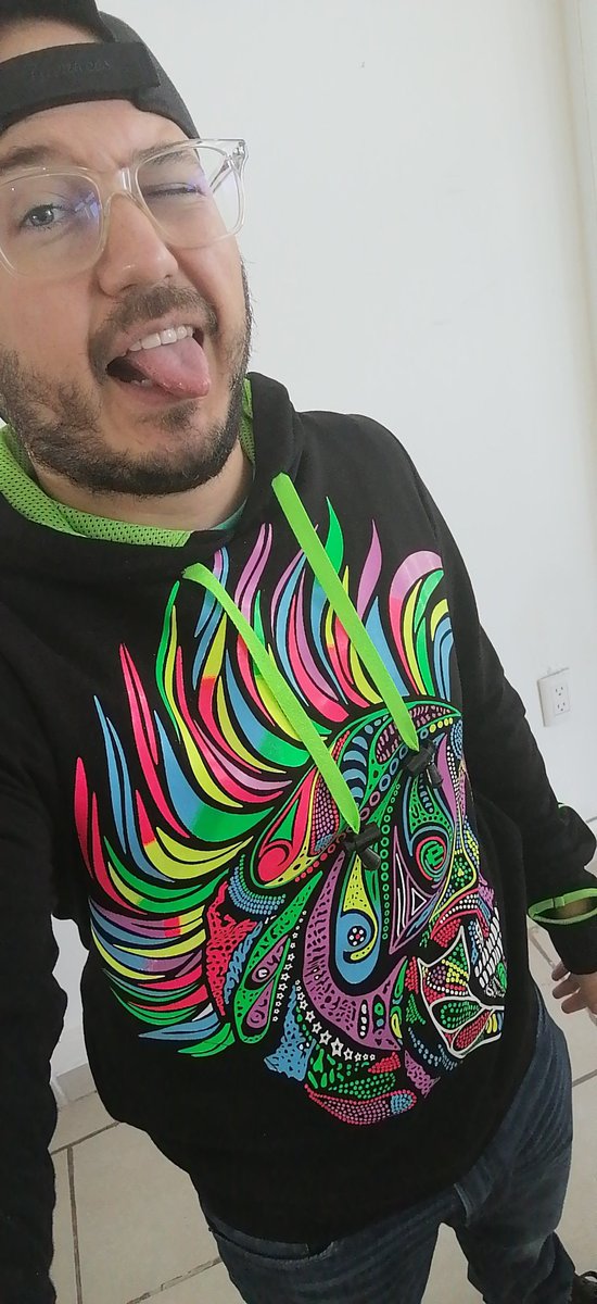 RiffsRocks's tweet photo. Olvidé mostrarles la sudadera que usé hoy 🤣 #FosfoFosfo #PunkSkull!! Noches twitterlandia! ✌🏻 Peace out!! https://t.co/HzbTcFQOYz
