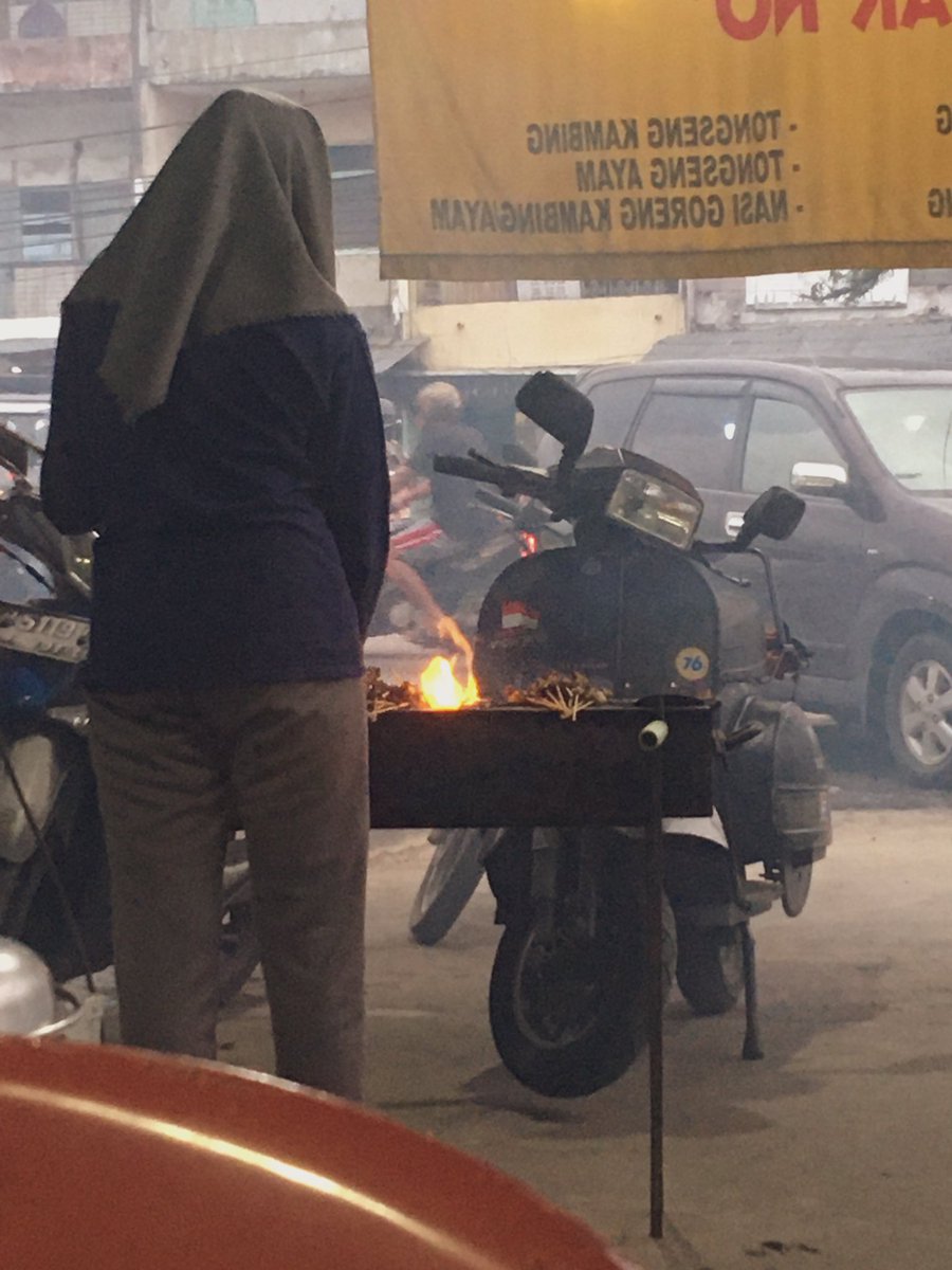 mikhpollen's tweet photo. Antara aku, kau, vespa dan nyala api.. kita saling menunggu 

#vespalover
#sate
#makansiang https://t.co/BvqYukOeRb