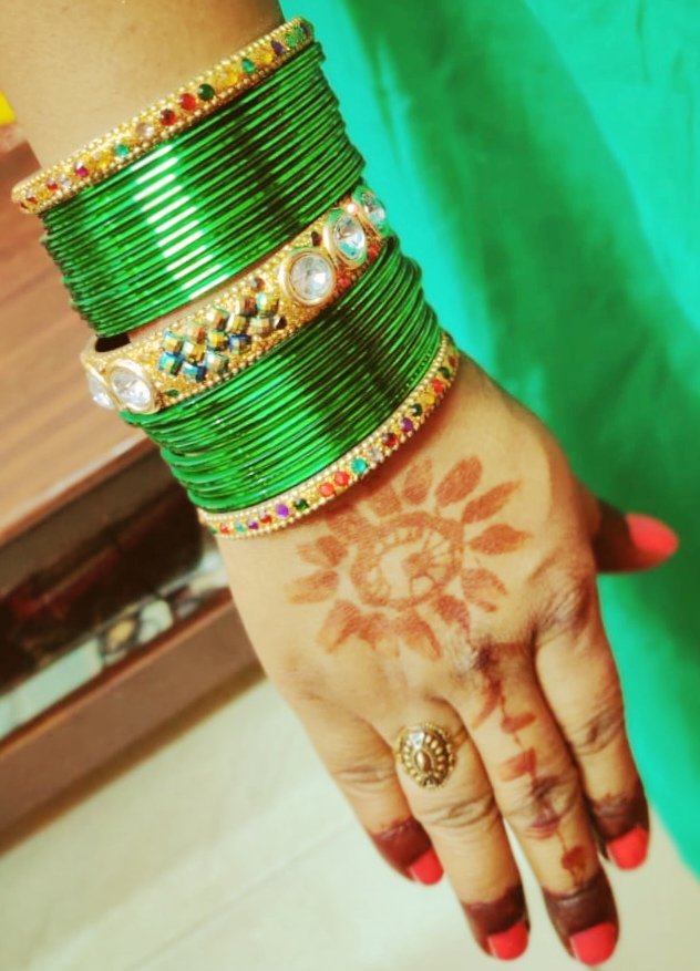 shrutii0102's tweet photo. "They don't create noise, They create Music.. 🎶
#loveforbangles #greenbangles #karwachauthmoments #mehndiandbangles #instagramers #LoveForJewellery #itsmeshrutii #Twitter https://t.co/dOXRrM1R5C