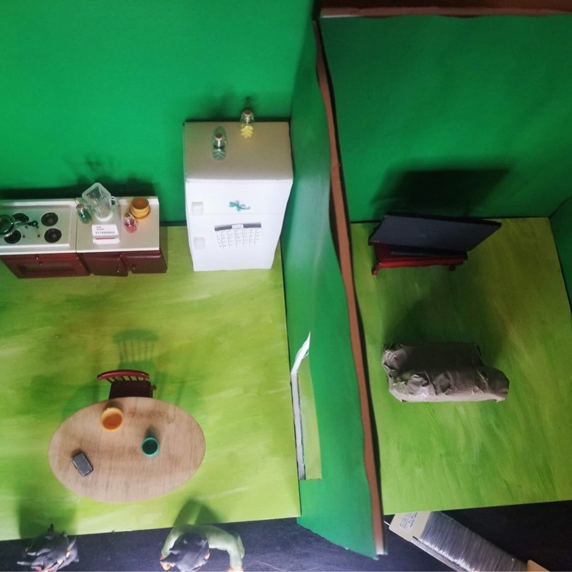 Freddygbaf's tweet photo. Ok so I am barely going to start animating now because my phone was not working but I finally got it work now. So I can finally do stop motion.
#stopmotion #ringlight #rooms #ketchen #claymation #iphonex #armiturewire https://t.co/5LllQ6CGvH