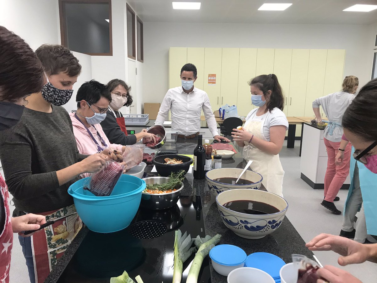 UBurch's tweet photo. Die neue #Schulküche für die Ausbildung der #Bäuerinnen mit FA am #BWZ #Obwalden. Helle, freundliche Räume, funktional und zeitgemäß eingerichtet. Ein gelungener Umbau. https://t.co/C8TGlUyh80