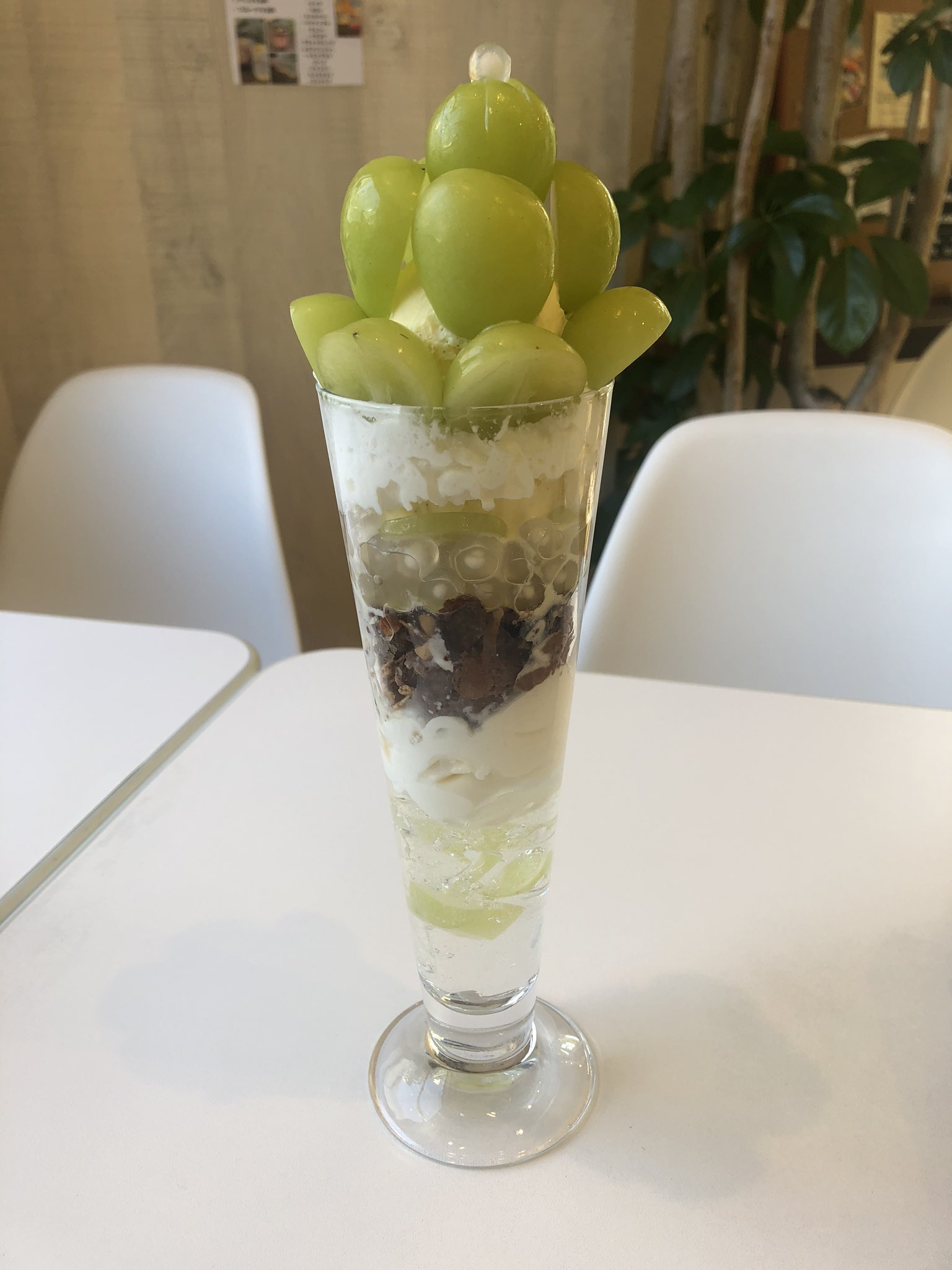 斧屋 おのや 福岡パフェ学 小倉の花屋プロデュースのカフェ ブルーメン オーブストにて シャインマスカットの季節のフルーツパフェ シャインマスカット バニラアイス 白タピオカ チョコムース ビターフレーク パンナコッタ トニック 斧屋 おのや 福岡パフェ学 小倉の花屋プロデュースのカフェ ブルーメン オーブストにて シャインマスカットの季節のフルーツパフェ シャインマスカット バニラアイス 白タピオカ チョコムース ビターフレーク パンナコッタ トニック