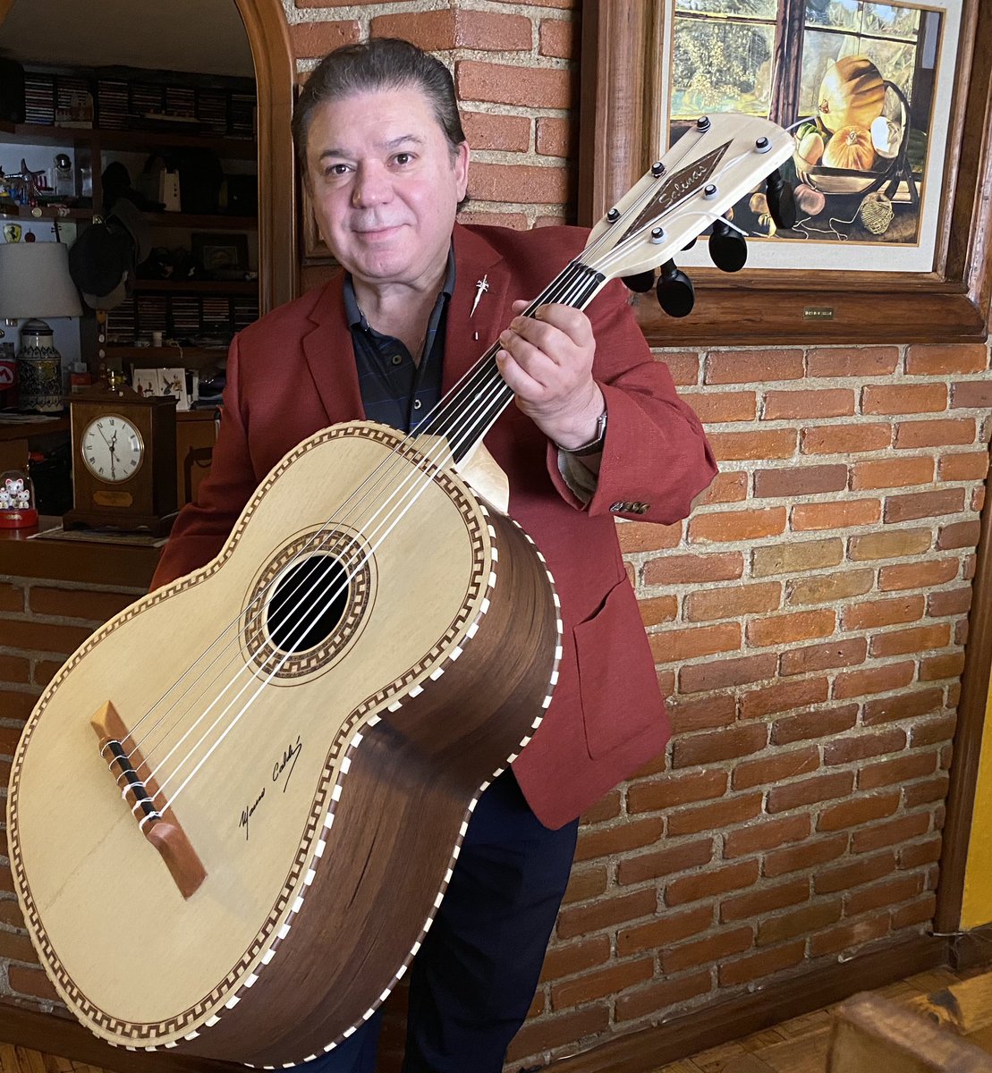 Selección de fotos de Guitarrones, y Vihuelas fabricadas en Paracho, de  diferentes modelos