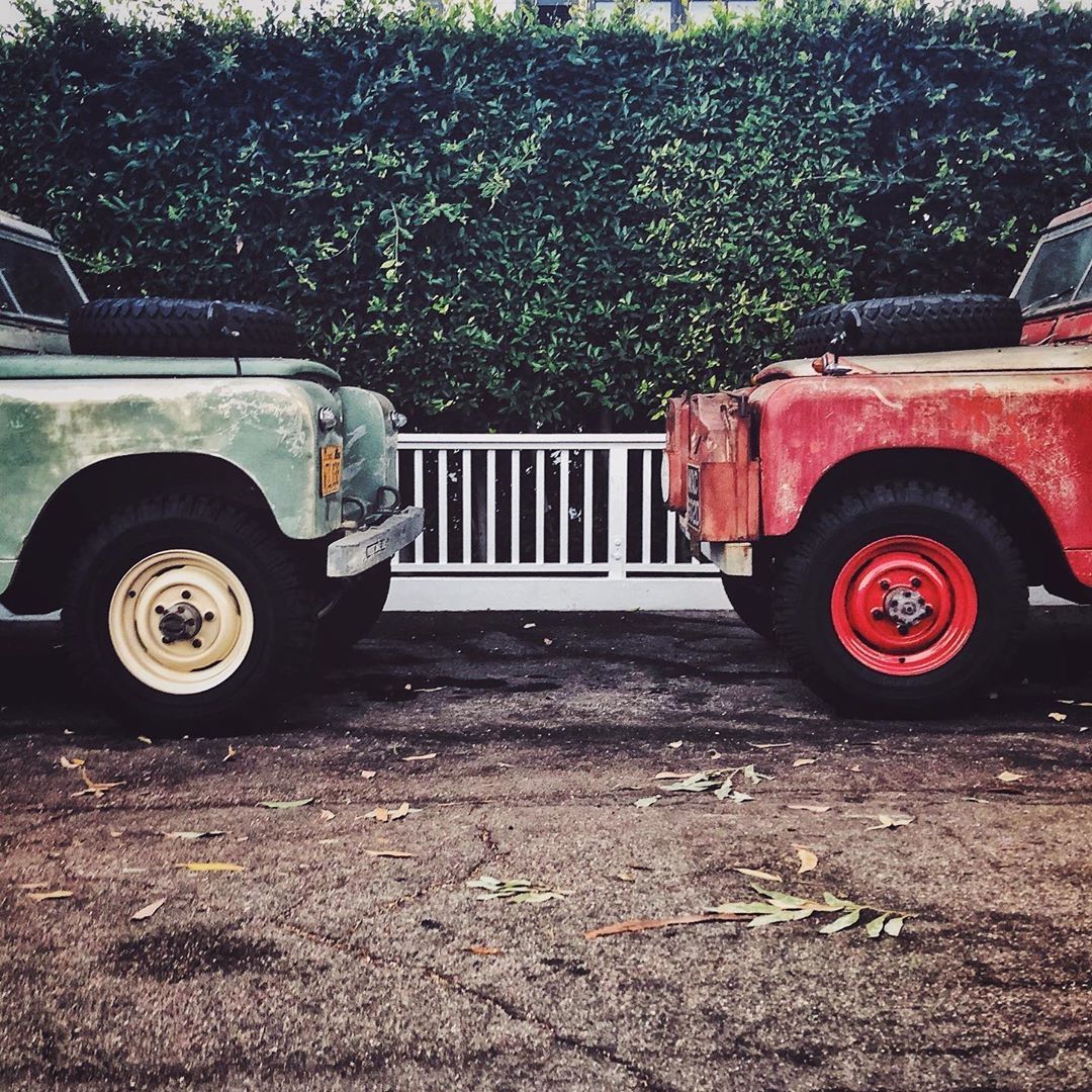 itsOsoPorto's tweet photo. Head to head. #beachtown #neighborhood #manhattanbeach #streetscene #classictrucks #curbapeal #treestreets #stayhome #staysafe #losangeles #mydayinla #southbay #socal #california #dontgiveup https://t.co/SOJwawd8qj https://t.co/QQOfPAwuqe