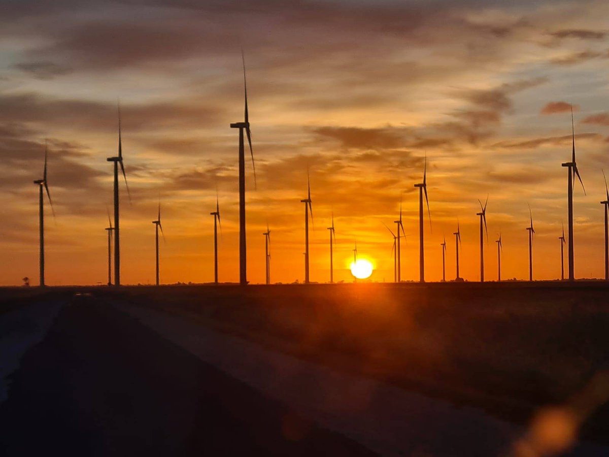 MurraWarra's tweet photo. Our @CaraHadzig isn't the only early morning photographer at the Murra Warra Wind Farm. Our Lead Service Tech, Sam, takes a mean sunrise shot too!
#renewables @RESGroup @JaneBunn @BOM_Vic #sunrise https://t.co/MSG6MD1Rp1