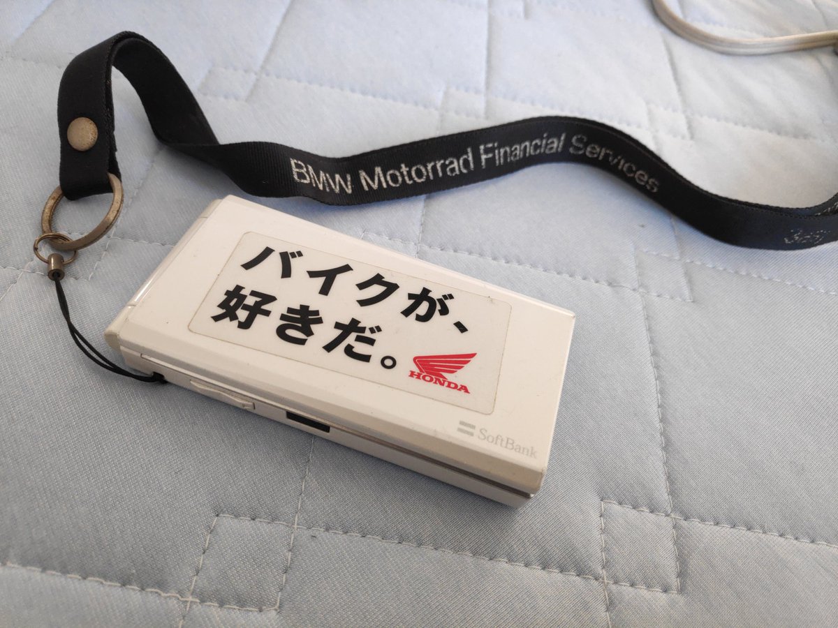 iwa_30's tweet photo. 私の部屋の玩具箱から出てきたモノを紹介します。
名付けて #いわのジャンクボックス です!
1個目はHONDAステッカーとBMWストラップのついた #740SC です。
古事記界隈では有名な子です。 https://t.co/dJjLrm1CrL
