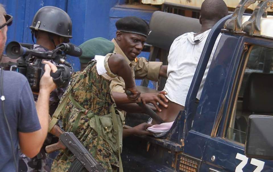 UgandaHuman's tweet photo. Picture taken from areas of #KampalaUganda shows @PoliceUg and #UPDFArmy inserting a barton into asshole of a father of two.

These evil hearts @PoliceUg and #UPDFArmy (@UPDFspokespersn ) express will add nothing on @GovUganda, we therefore condemn such actions.
Cc. @amnesty @hrw https://t.co/HtzScOLFp2