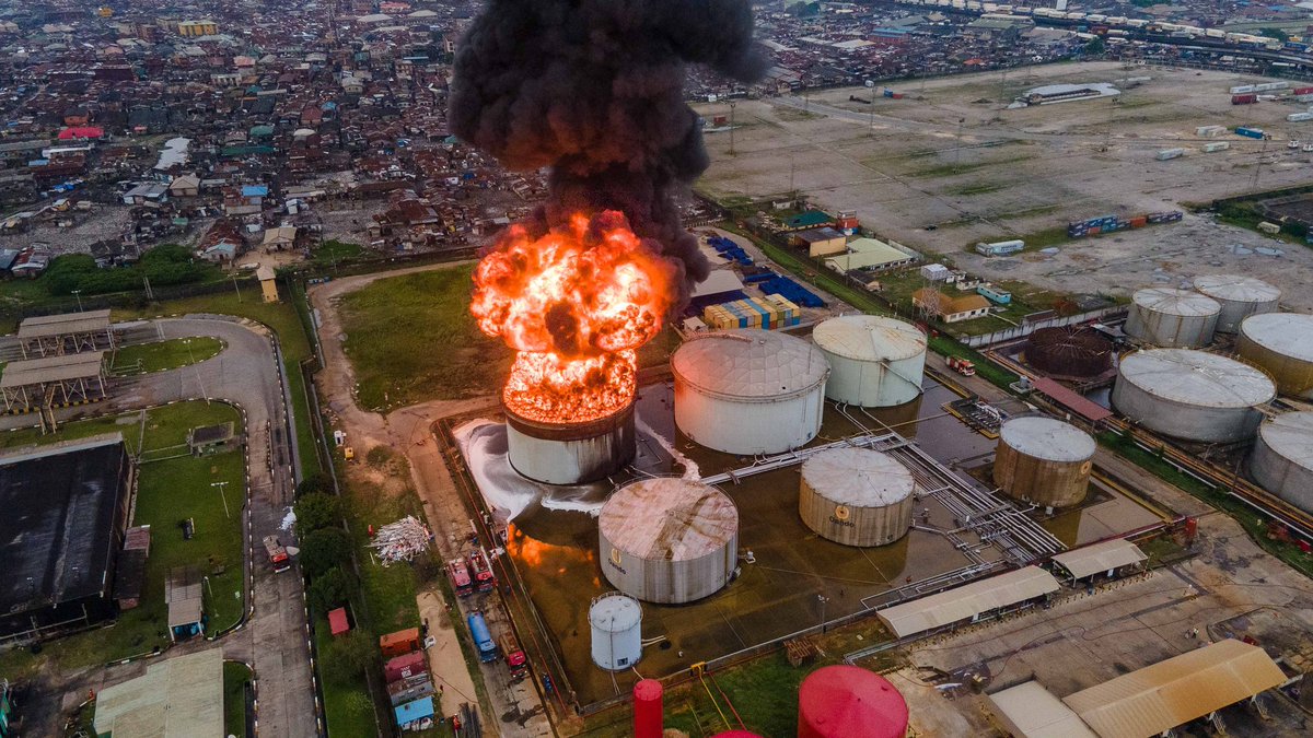 1884photo's tweet photo. Aerial view of an oil tanker on fire at the OVH Energy Marketing ( a licensee of the Oando retail brand and ASPM Limited) at Bonny street, Apapa Lagos, on November 5, 2020.
photo: @BensonIbeabuchi / @1884photo
#1884photo #1884collective #apapafire https://t.co/3k4tY8dNb9