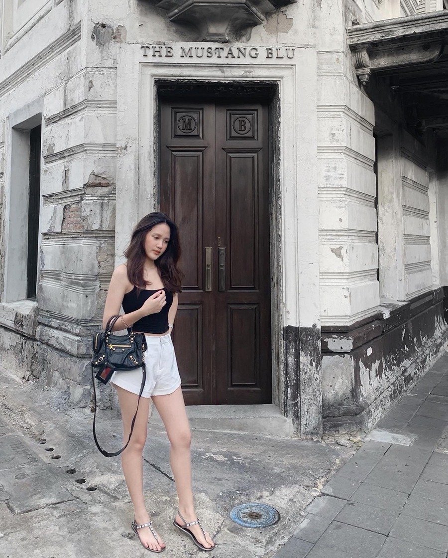 WearWay_'s tweet photo. @pammstm
Top : H&amp;M 250.-
Shorts : Withbee.official 350.-
Shoes : Holster 1,990.-
Bag : Balenciaga 38,000.-
.
Name : Pam
Occupation : Student
Place : The Mustang Blu, Bangkok
.
 #Balenciaga #H&amp;M #Holster #Lookbook #Wearway #Withbeeofficial https://t.co/80yeErjgw5 https://t.co/1fwvM8S5Ll