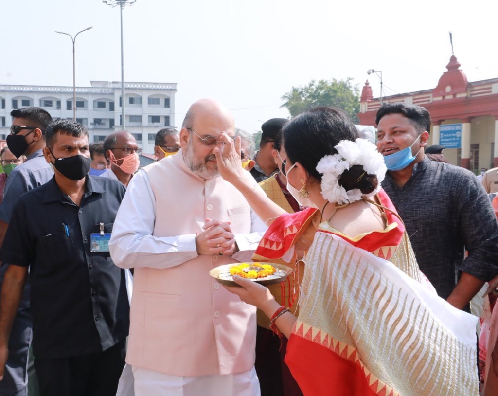 AmitShah's tweet photo. Blessed to have offered prayers at Maa Dakshineswar Kali Temple in Kolkata, West Bengal. 

Took blessings of Maa Kali and prayed for the good health &amp; wellbeing of all countrymen. https://t.co/wghUfDEkcv