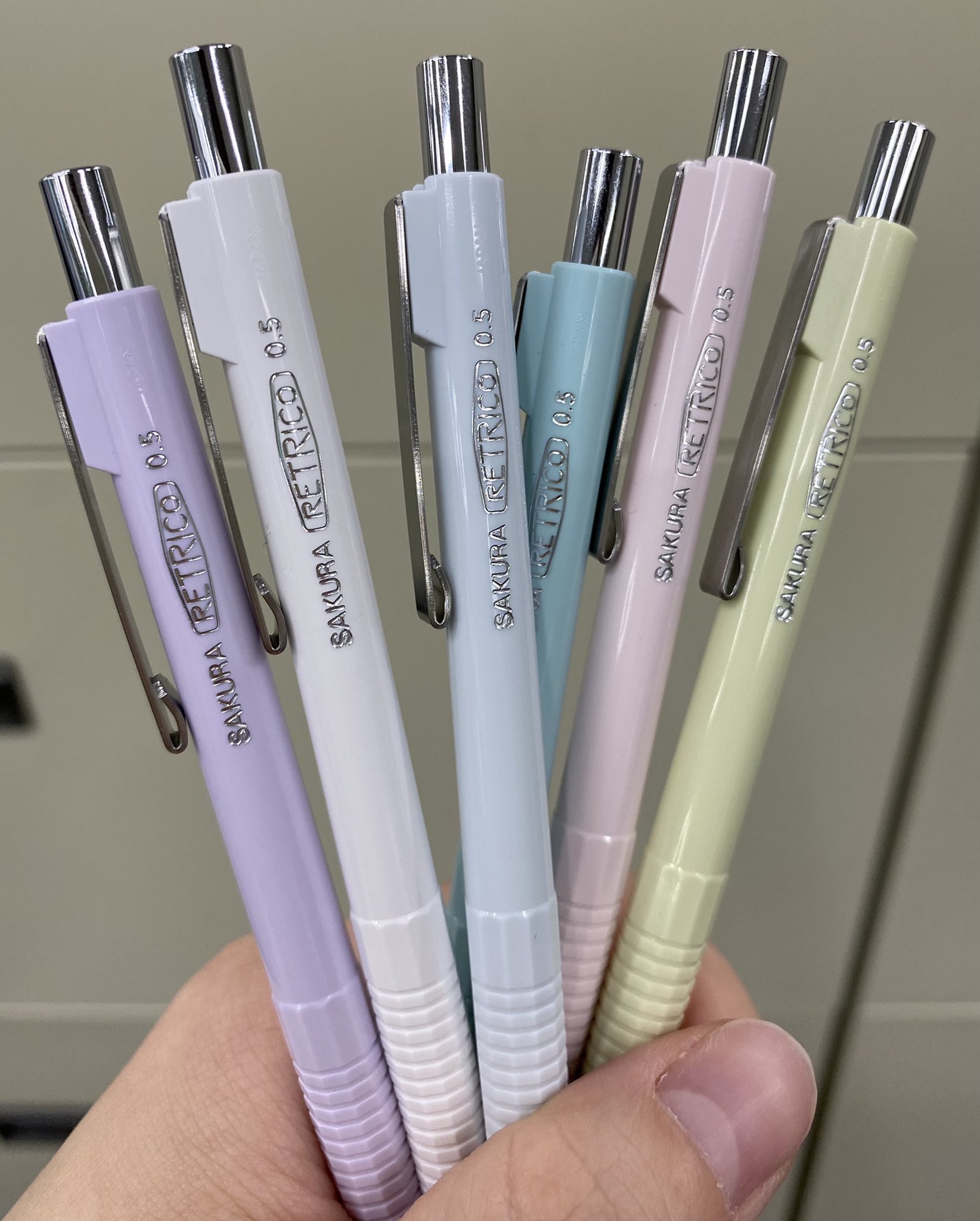 サクラクレパス 公式 新商品情報 レトリコ からレトロなパステルカラー 限定 を11月上旬より販売開始します ﾉ シャープペンシル6色と消しゴム3柄の展開で 先端にはクッション機能が施されているため 筆圧強めの方でも芯折れを防げ