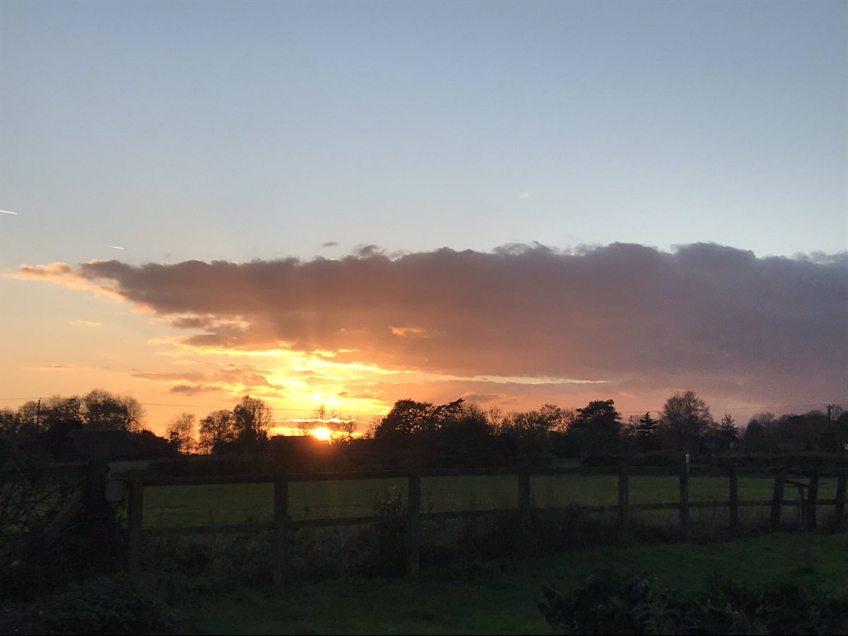 SnaptheSun's tweet photo. Autumn sunset https://t.co/DM8f8AxzMm