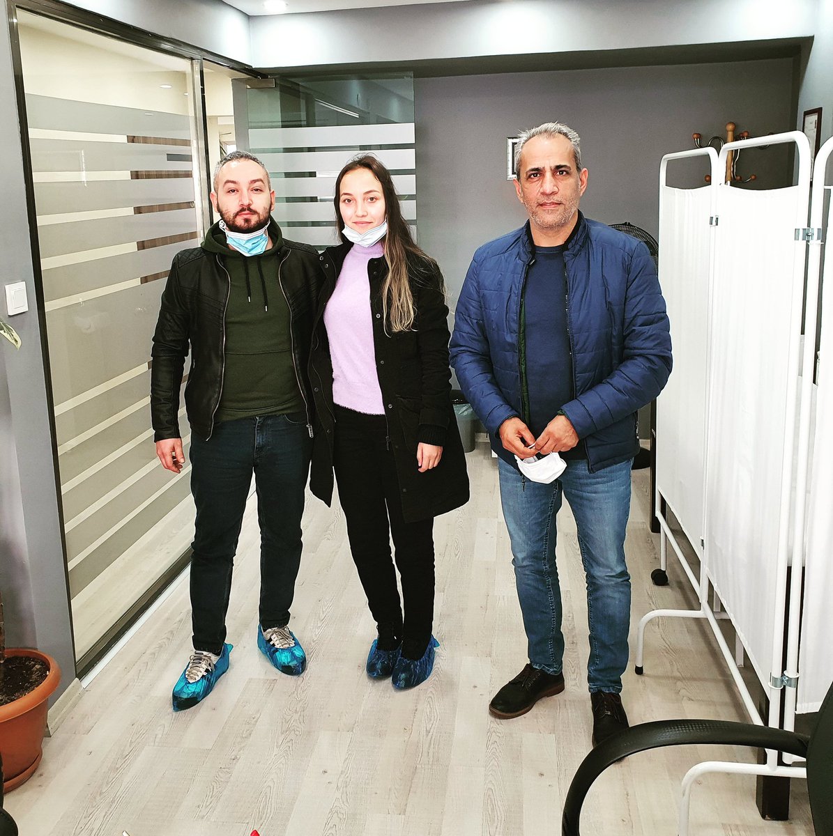ertanbeyatli's tweet photo. Yaklaşık iki yıl önce tedavisini gerçekleştirdiğimiz Seda hanım ve eşi Mustafa bey Ankara'dan ziyaretimize gelmiş 🙂 hediyesi için teşekkürler
#ertanbeyatli #Sağlık #kırklareli #ankara https://t.co/jEf7SOF7cg