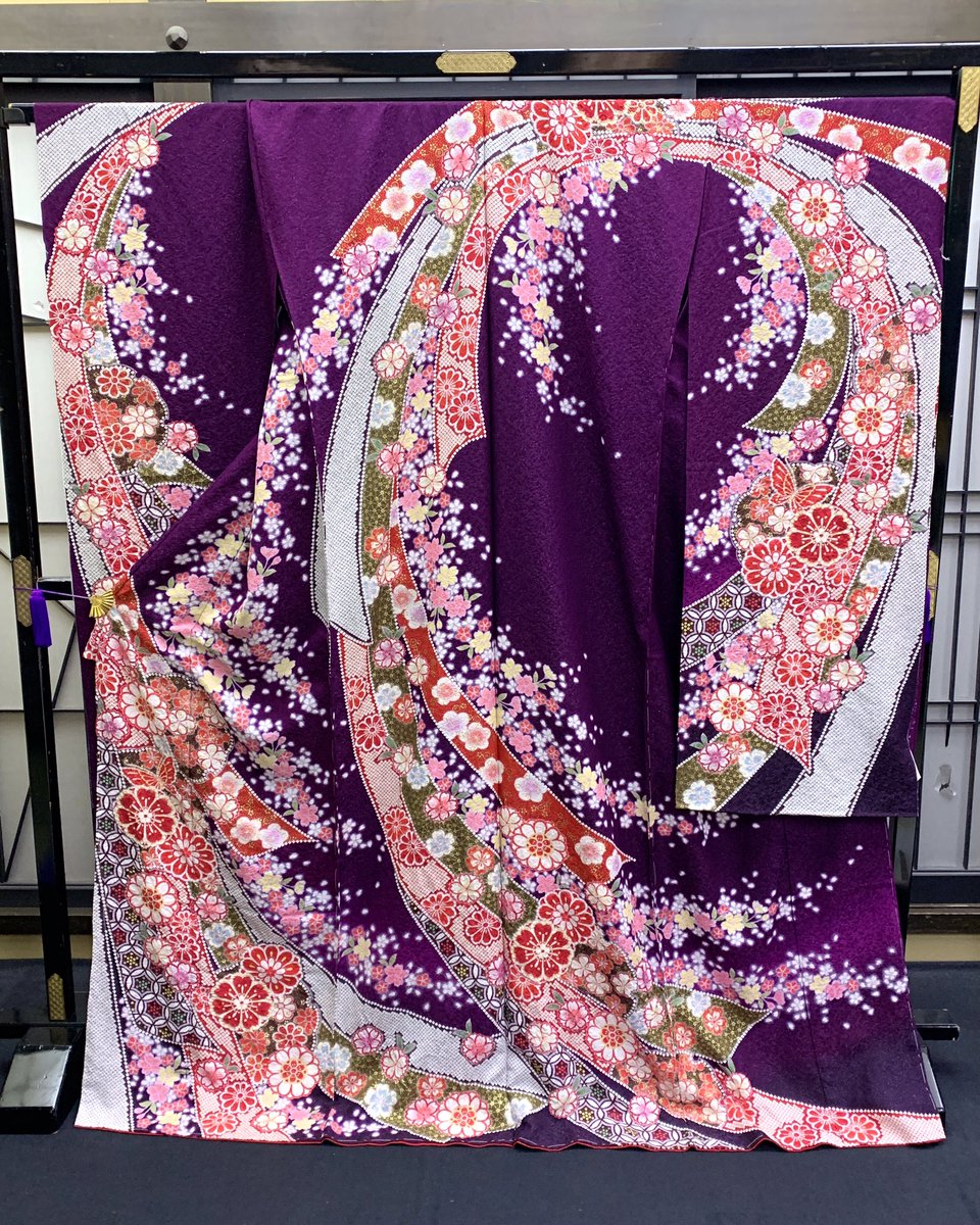 お振袖のご紹介 紫を基調にダイナミックに熨斗目柄と花柄が描かれたお振袖です 優しく明るい色で描かれた細かい花柄が深みの Twitter 11 06 きもの専門店いわき 福島市 着物 振袖 成人式