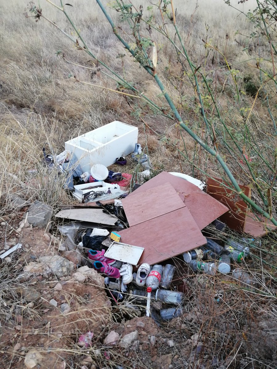 Virvhp's tweet photo. Amueblamos la casa y vestimos a los niños con lo que encontramos en el monte en los Garres? @AytoMurcia #vergonzoso #cespahazalgo https://t.co/0wT07oQ4qc