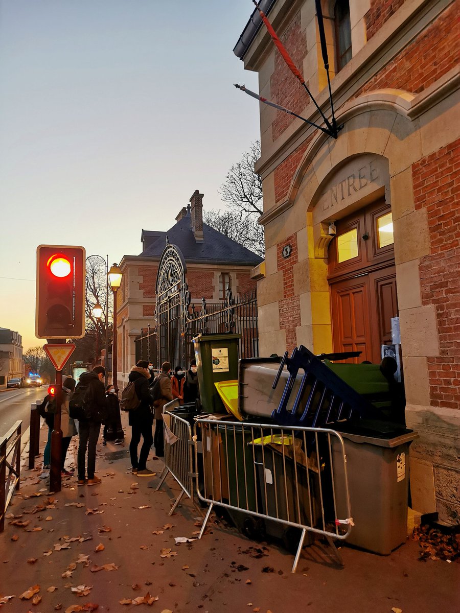 actazone's tweet photo. 5ème journée de mobilisation.

Lycée Lakanal à #Sceaux bloqué, puis débloqué par le personnel éducatif travaillant activement avec les #FDO, présents en nombre.

➡️ 3 https://t.co/ctXeWOy2Kf.s #interpellés + usage de la #gazeuse

#BlanquerDemission #blocus https://t.co/K5LRvL69Ed