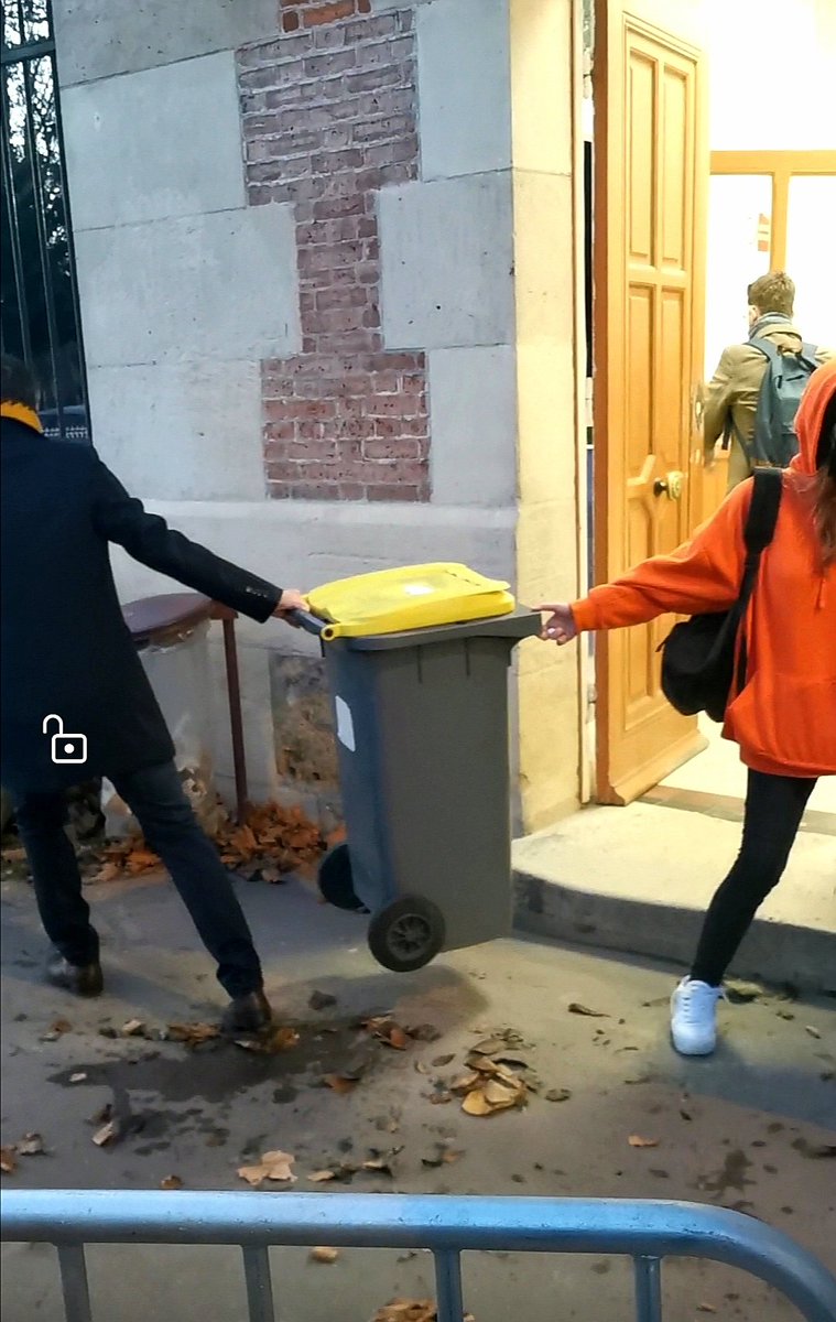 actazone's tweet photo. 5ème journée de mobilisation.

Lycée Lakanal à #Sceaux bloqué, puis débloqué par le personnel éducatif travaillant activement avec les #FDO, présents en nombre.

➡️ 3 https://t.co/ctXeWOy2Kf.s #interpellés + usage de la #gazeuse

#BlanquerDemission #blocus https://t.co/K5LRvL69Ed