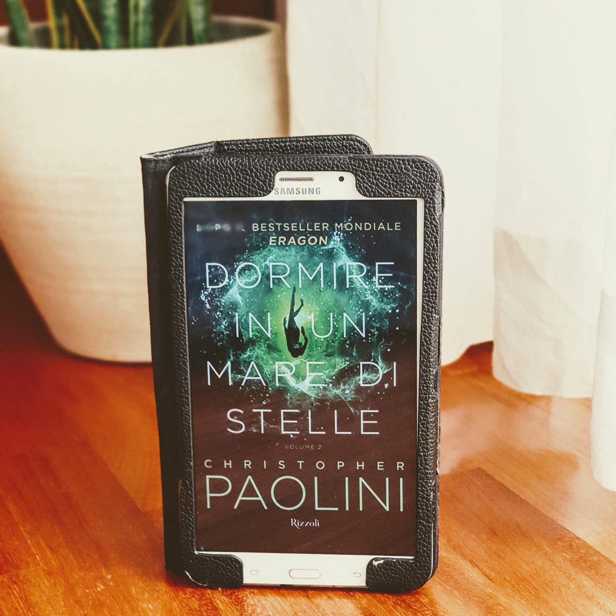 Secondo volume di #DormireInUnMareDiStelle che porta a conclusione le avventure di Kira e della Lama Morbida. Un'epica "space opera" di #ChristopherPaolini 👨🏻‍🚀
#libro #scifi #spaceopera