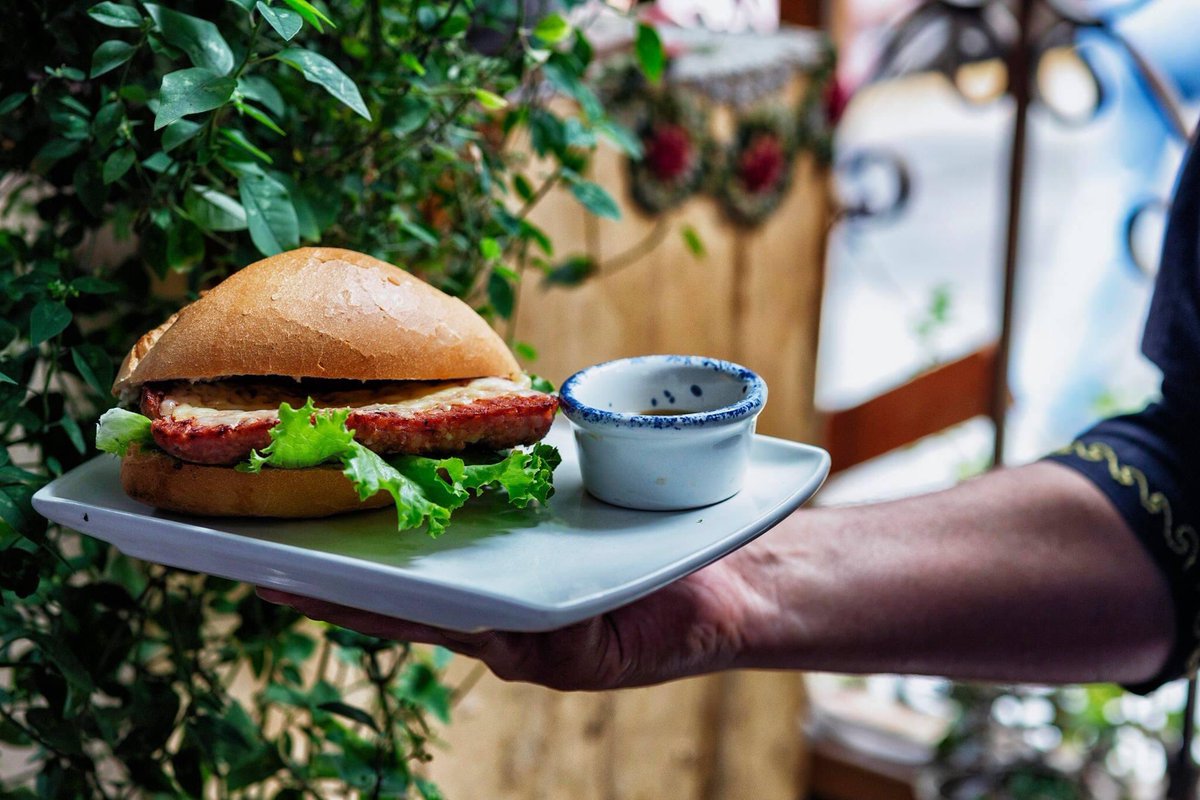 vamosalarevo's tweet photo. En casa desde el 2015 esta sabrosura #choripan Acompañado con Chimichurri hecho aquí ,  se te antojo?  nosotros te ayudamos con eso, #matandohambre #consumelocal en @R11Cafe Sanitizado para Ti.   

Foto  #abori 

@vamosalarevo #VamosalaRevo #VamosalaRevoPachuca https://t.co/ykgDW3CBmS