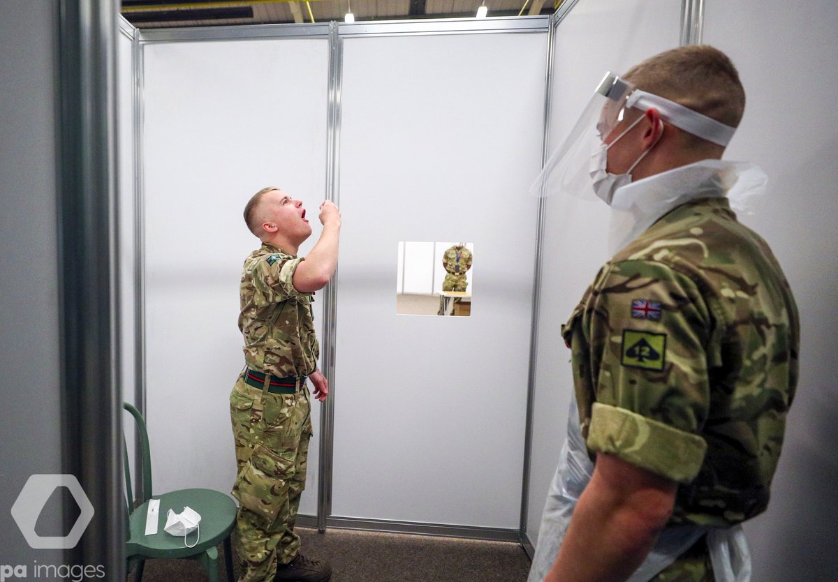 Alamy_Editorial's tweet image. Soldiers practice on themselves at the Liverpool Tennis Centre in Wavertree, before the start of the mass Covid-19 testing in Liverpool.

📷Peter Byrne/PA Images - see more at go.paimages.co.uk/LatestNews_T

#coronavirus #Liverpooltesting