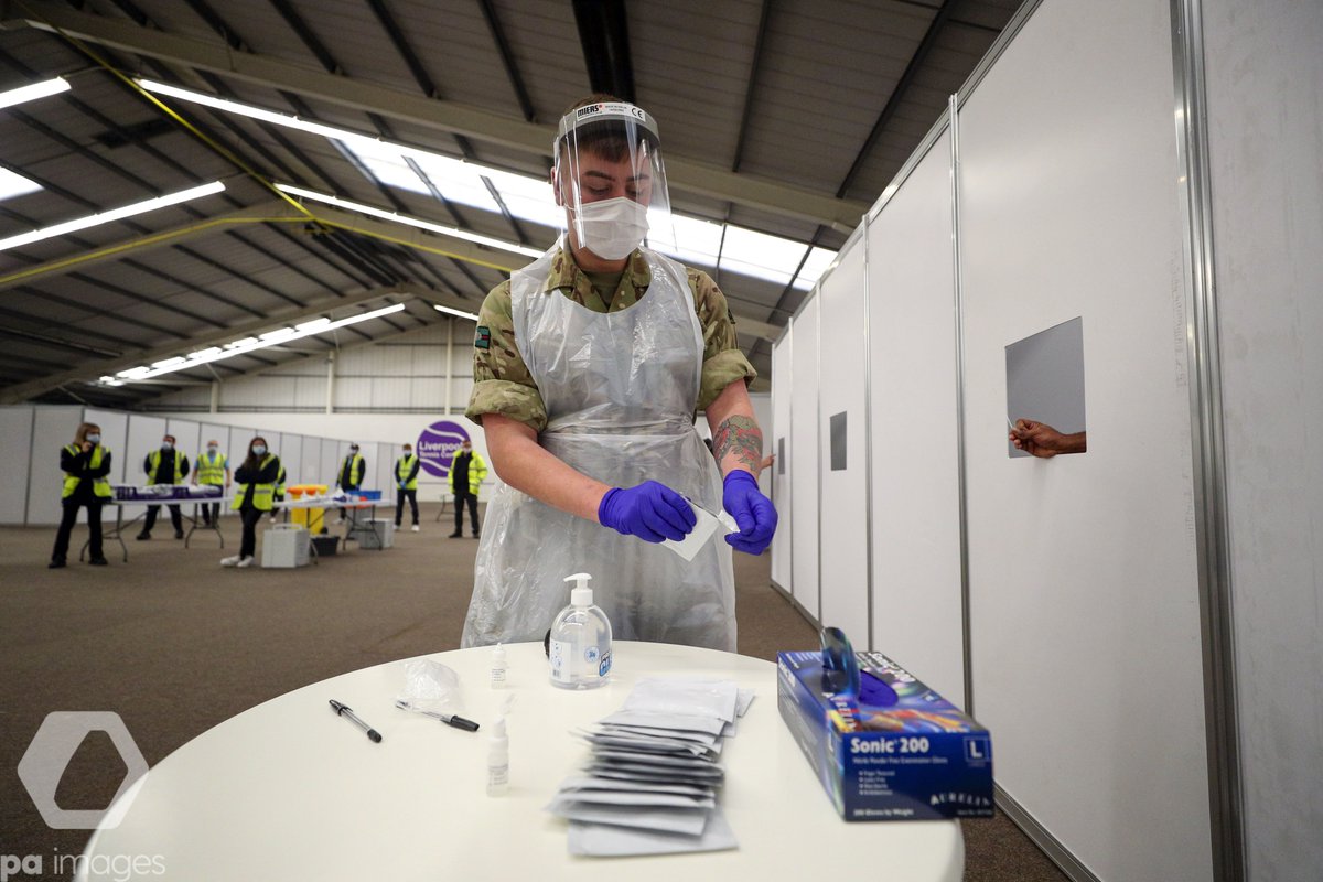 Alamy_Editorial's tweet image. Soldiers practice on themselves at the Liverpool Tennis Centre in Wavertree, before the start of the mass Covid-19 testing in Liverpool.

📷Peter Byrne/PA Images - see more at go.paimages.co.uk/LatestNews_T

#coronavirus #Liverpooltesting